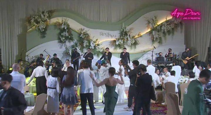 potret anniversary pernikahan ke-10 Ayu Dewi dan Regi Datau (youtube.com/Ayu Dewi)