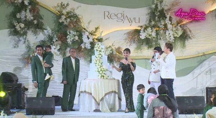 potret anniversary pernikahan ke-10 Ayu Dewi dan Regi Datau (youtube.com/Ayu Dewi)