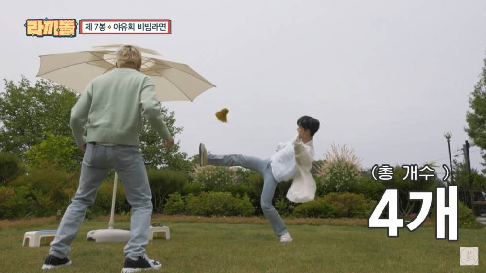 Hyunsuk dan Jihoon TREASURE di idol Ramyeonators (youtube.comm/채널 십오야)