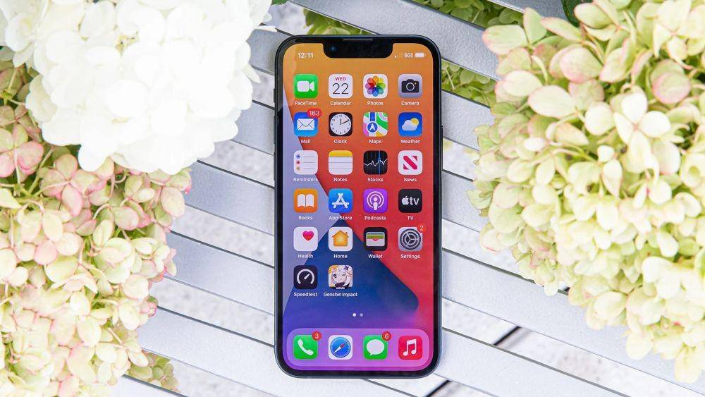 ilustrasi iPhone 13 mini (pcmag.com)