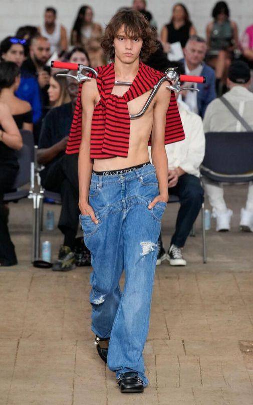 Fashion Look Pria Anti mainstream dari JW Anderson di Milan Fashion Week Men's SS23 (milanofashionweek.cameramoda.it)