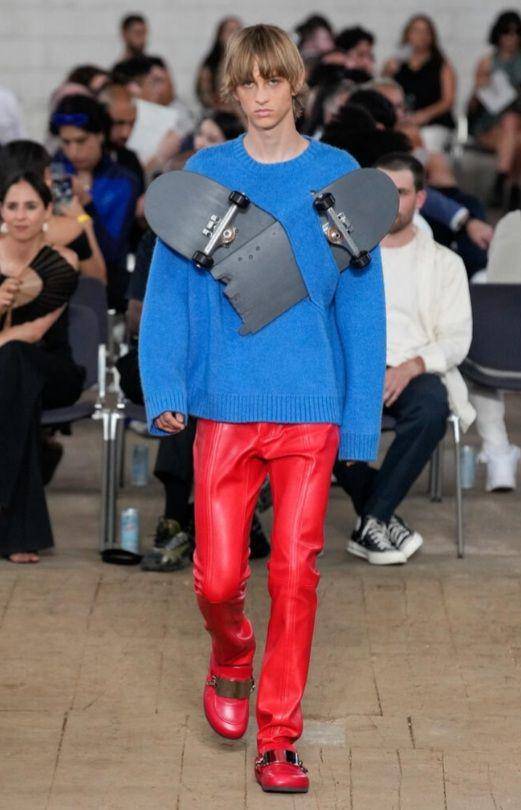 Fashion Look Pria Anti mainstream dari JW Anderson di Milan Fashion Week Men's SS23 (milanofashionweek.cameramoda.it)
