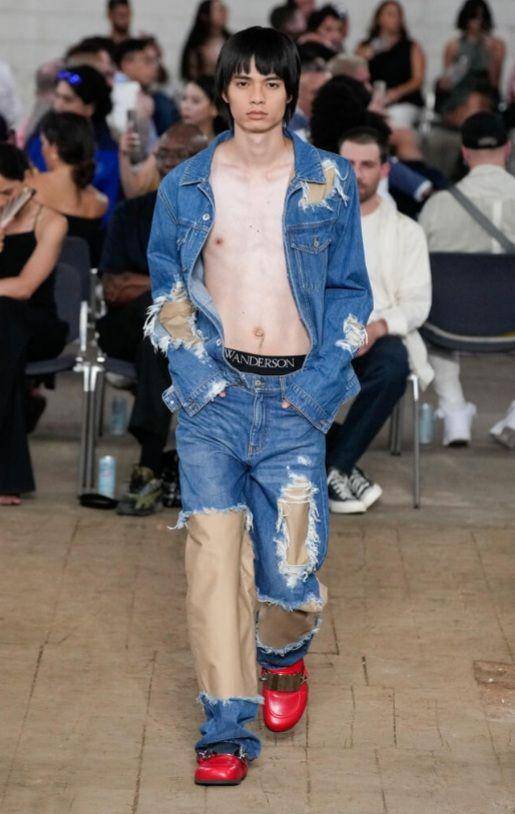 Fashion Look Pria Anti mainstream dari JW Anderson di Milan Fashion Week Men's SS23 (milanofashionweek.cameramoda.it)