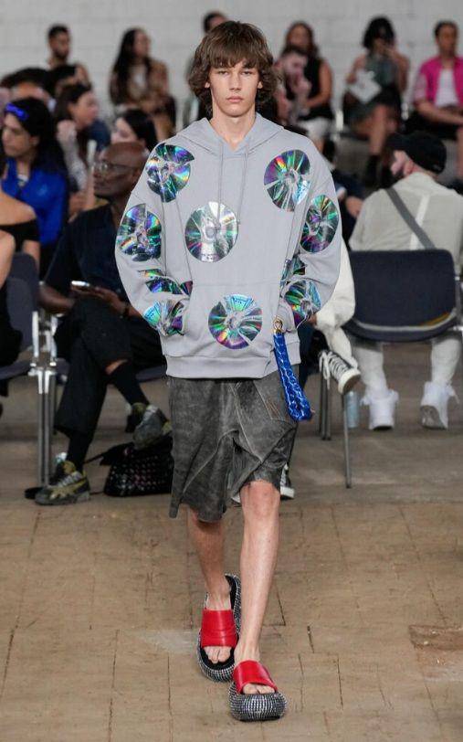 Fashion Look Pria Anti mainstream dari JW Anderson di Milan Fashion Week Men's SS23 (milanofashionweek.cameramoda.it)