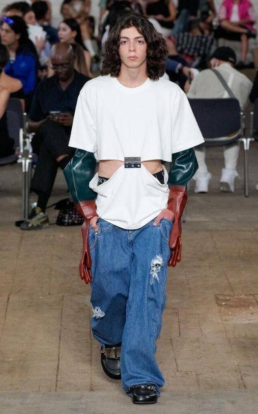 Fashion Look Pria Anti mainstream dari JW Anderson di Milan Fashion Week Men's SS23 (milanofashionweek.cameramoda.it)