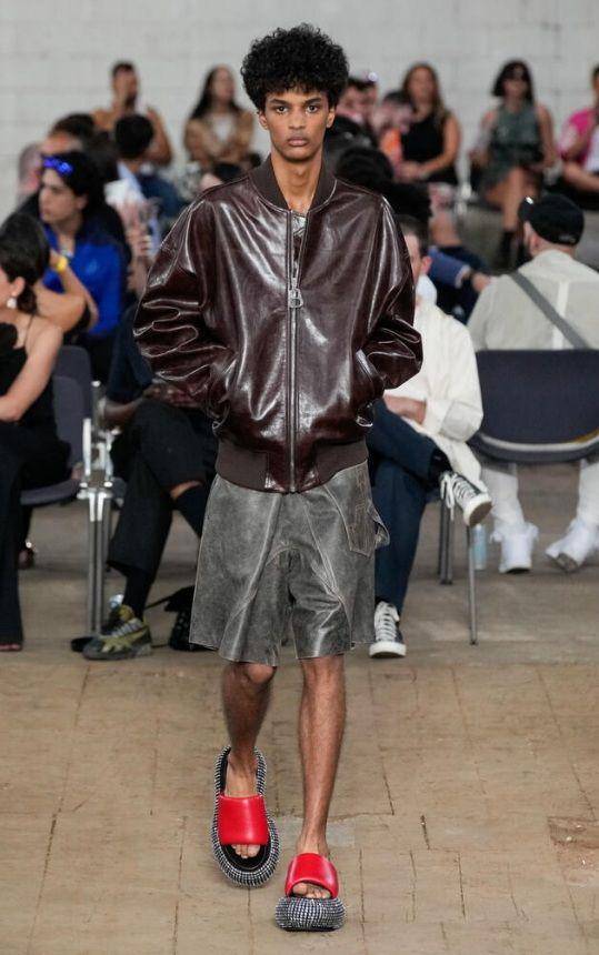 Fashion Look Pria Anti mainstream dari JW Anderson di Milan Fashion Week Men's SS23 (milanofashionweek.cameramoda.it)