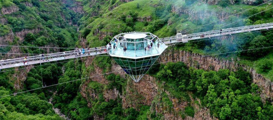 10 Potret Keren Diamond Glass Bridge  di Georgia, Tengahnya Ada Bar!