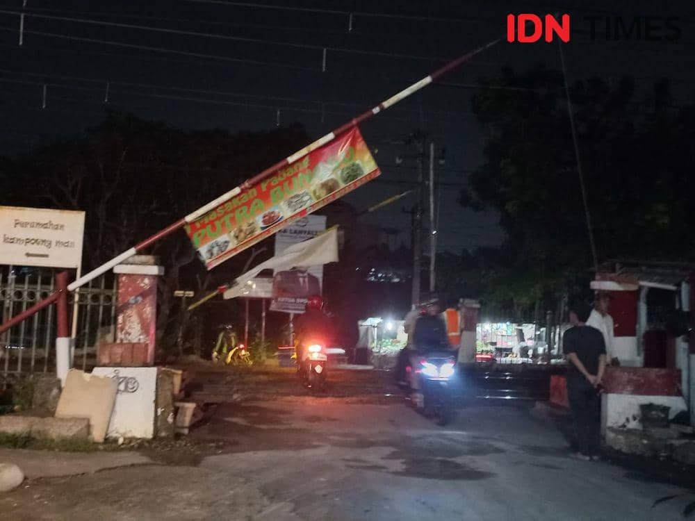 Sempat Ditutup, Jalan di Perlintasan KRL Rawa Geni Depok Dibuka Lagi