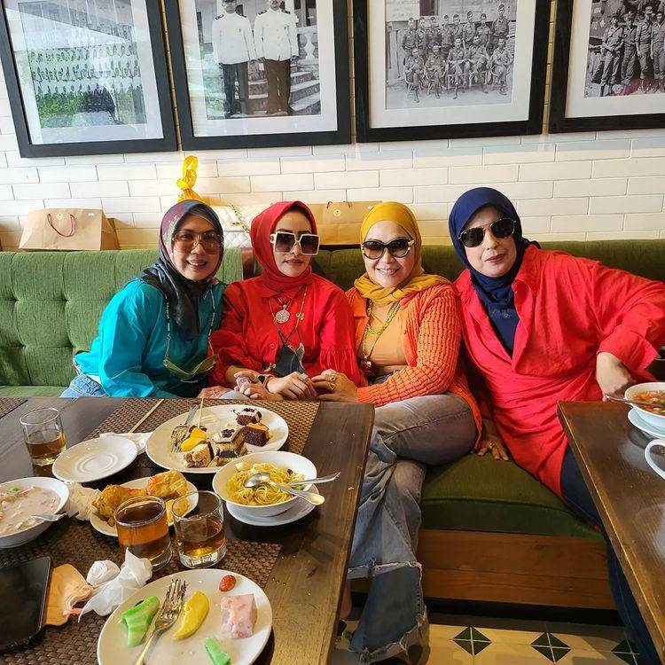 Umi Kalsum dan kolega (instagram.com/mom_ayting92_)