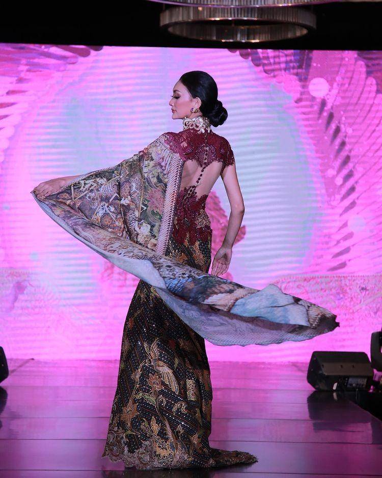 Kebaya (instagram.com/officialputeriindonesia)