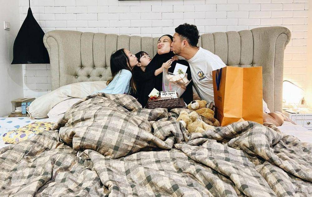 Dian Ayu dan keluarga (instagram.com/omeshomesh)