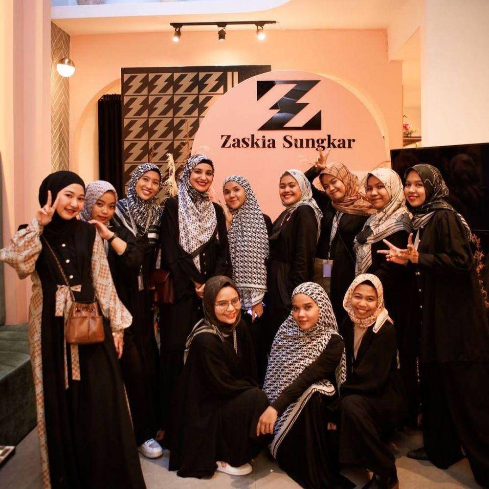 Zaskia Sungkar dan rekan (instagram.com/zaskiasungkar15)