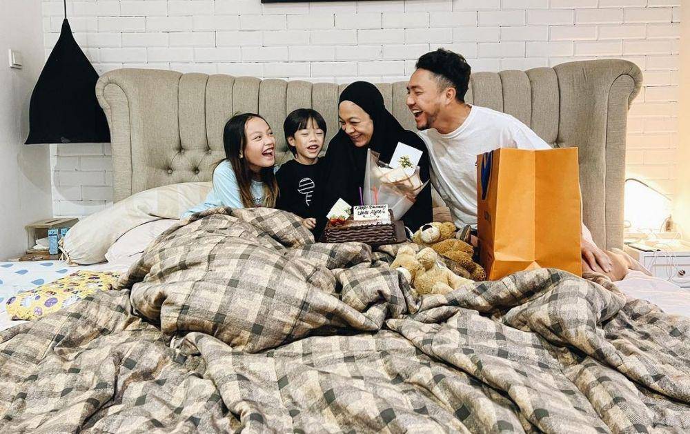 Dian Ayu dan keluarga (instagram.com/omeshomesh/)