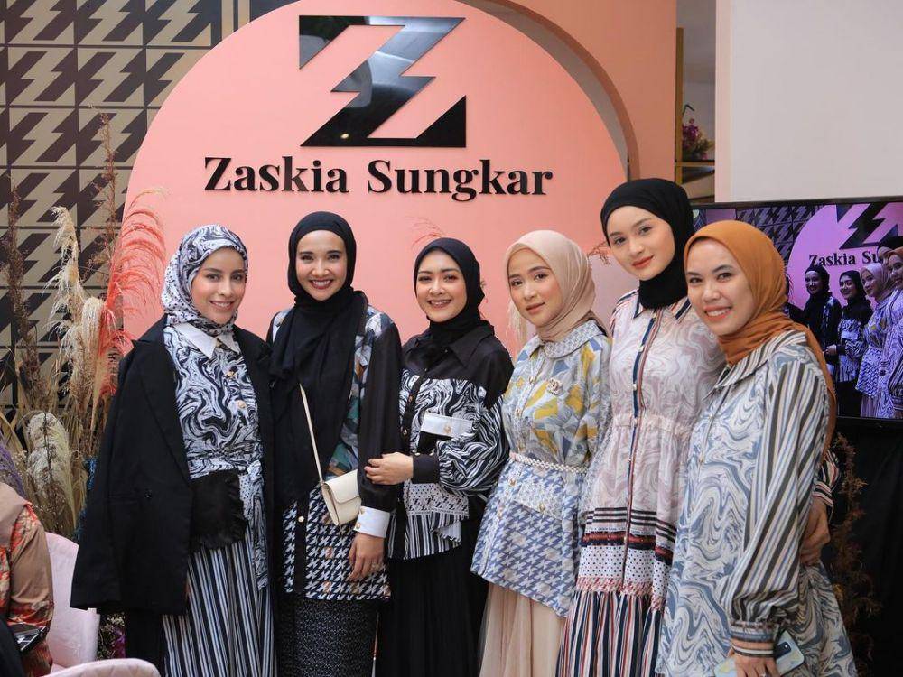 Zaskia Sungkar dan rekan (instagram.com/zaskiasungkar15)