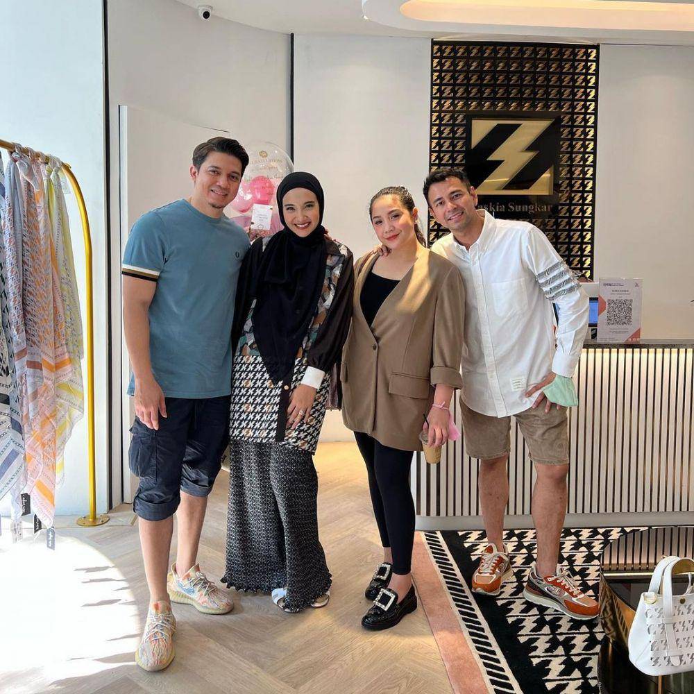 potret artis di grand opening butik Zaskia Sungkar (instagram.com/irwansyah_15)