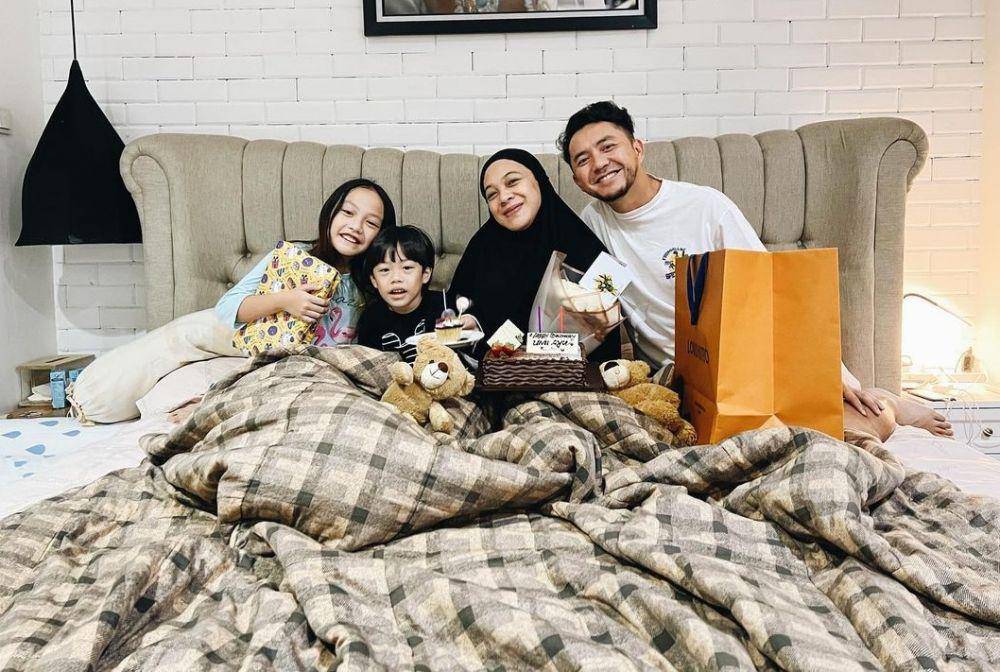 Dian Ayu dan keluarga (instagram.com/omeshomesh/)