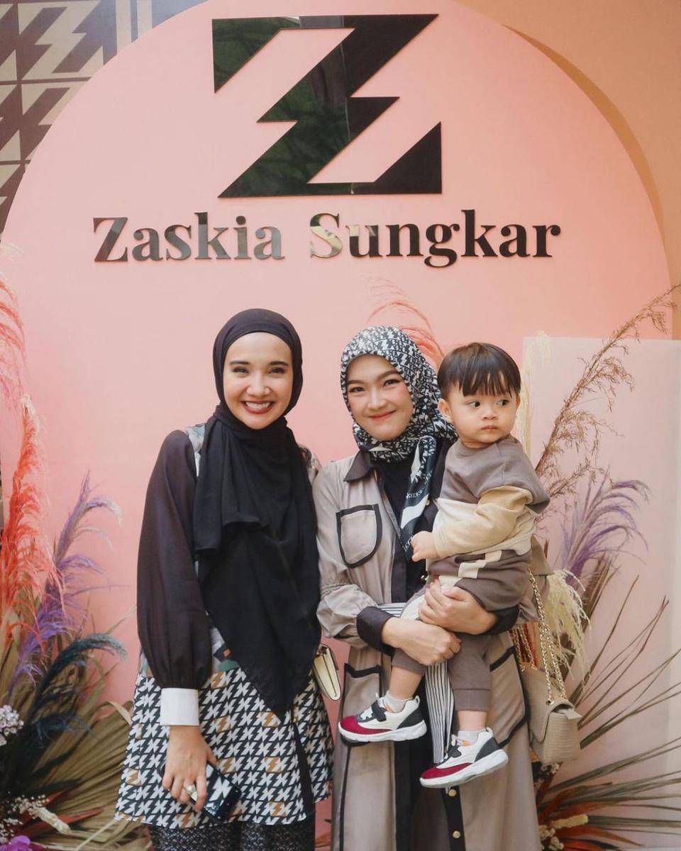 potret artis di grand opening butik Zaskia Sungkar (instagram.com/anariana27)