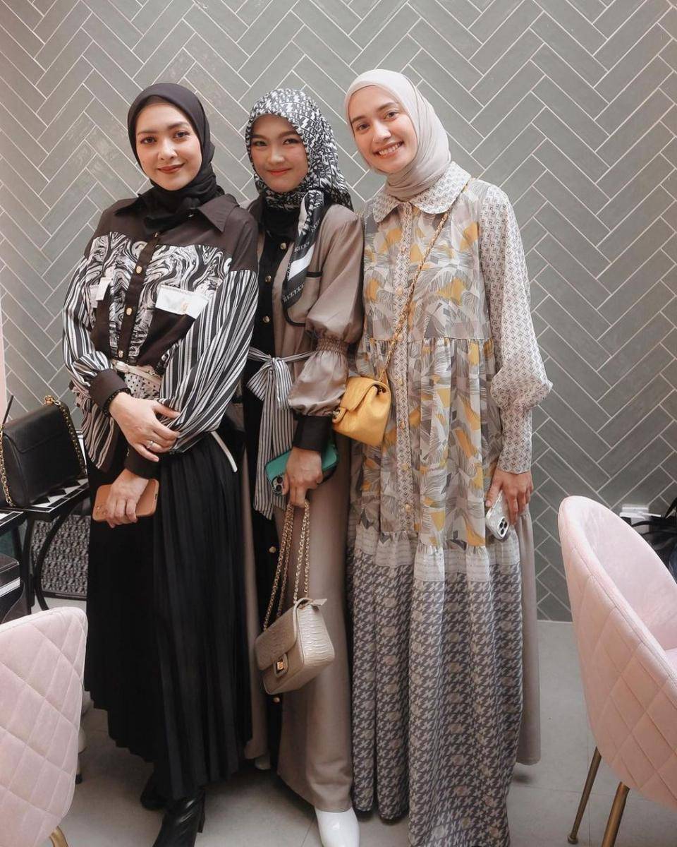 potret artis di grand opening butik Zaskia Sungkar (instagram.com/anariana27)