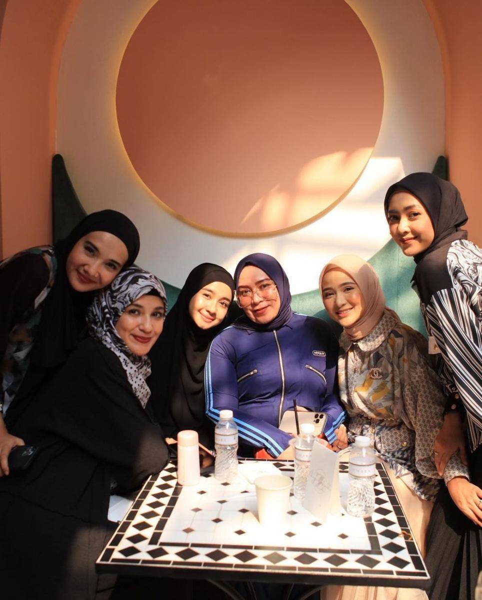 Zaskia Sungkar dan rekan (instagram.com/zaskiasungkar15)