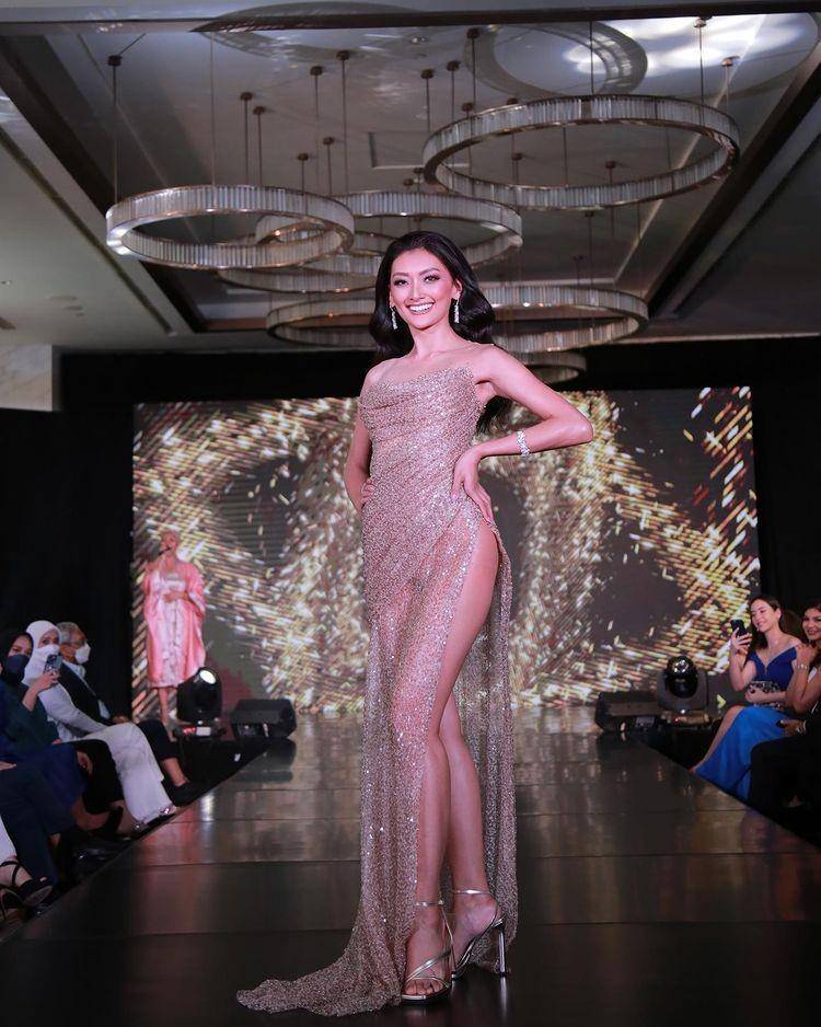 Evening Gown (www.instagram.com/officialputeriindonesia)