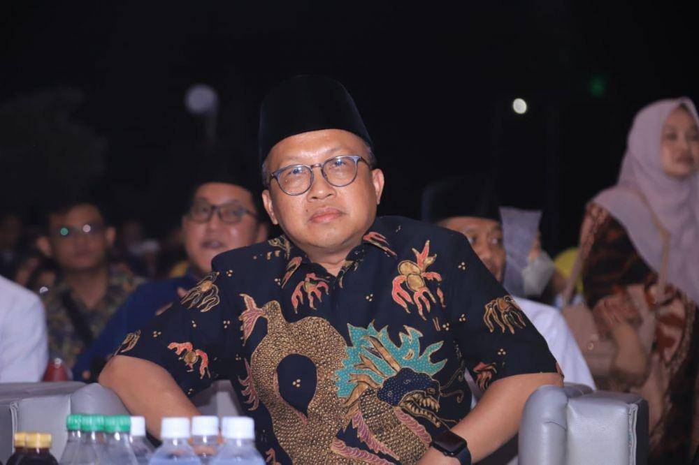 Sekjen Kemnaker Anwar Sanusi menyaksikan Pentas Ludruk dan Karnaval Gergeran dengan lakon "Pendekar Tali Jagad" di lapangan Monumen Bantarangin, Desa Tengah, Kauman, Ponorogo, Jawa Timur, pada Minggu (19/6/2022) malam. (Dok. Kemnaker)