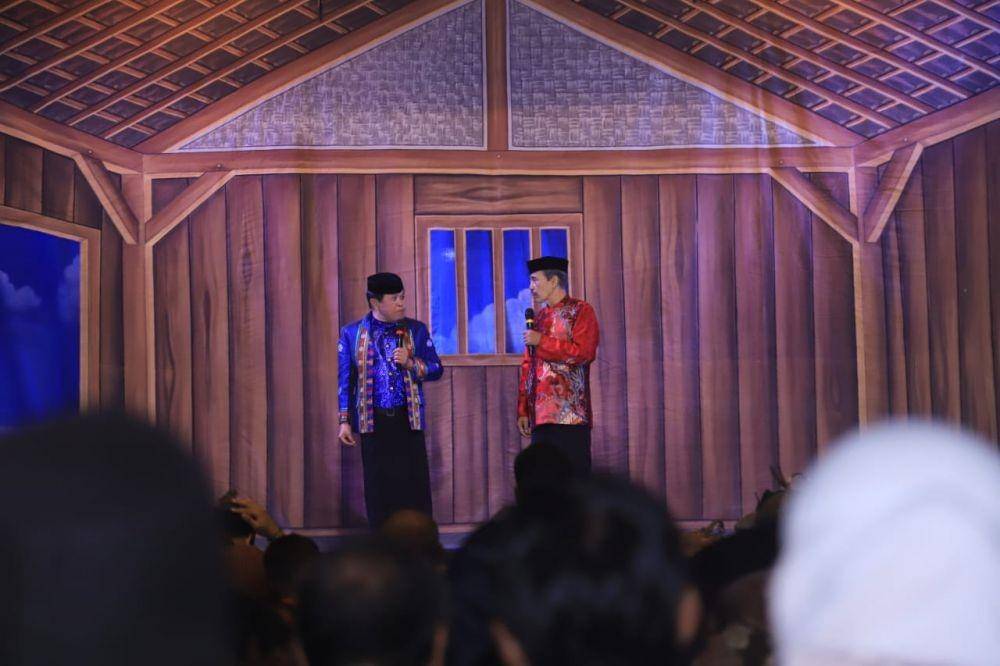 Ribuan warga berbondong-bondong menyaksikan Pentas Ludruk dan Karnaval Gergeran dengan lakon "Pendekar Tali Jagad" di lapangan Monumen Bantarangin, Desa Tengah, Kauman, Ponorogo, Jawa Timur, pada Minggu (19/6/2022) malam. (Dok. Kemnaker)