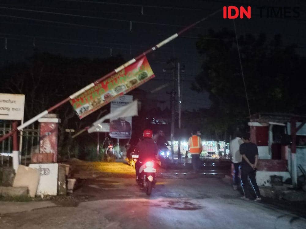 Pintu perlintasan Rawa Geni, Kecamatan Cipayung, Kota Depok akhirnya dibuka kembali setelah sempat ditutup PT KAI akibat kecelakaan mobil. (IDNTimes/Dicky)