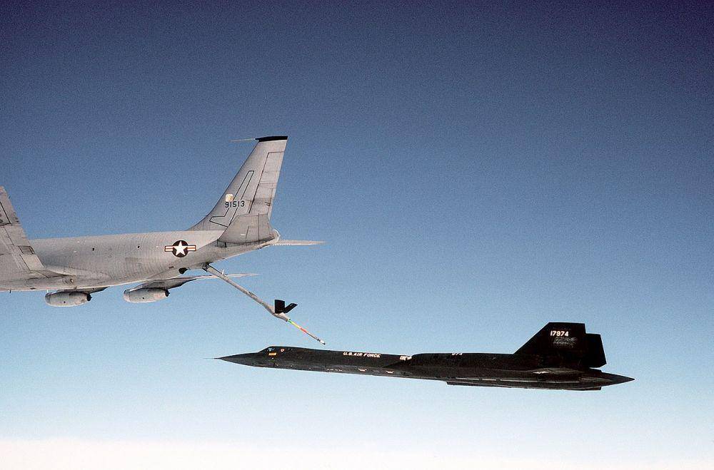 potret pesawat SR-71 AU AS yang sedang melakukan pengisian bahan bakar di udara (wikimedia.org/Ken Hackman-USAF)