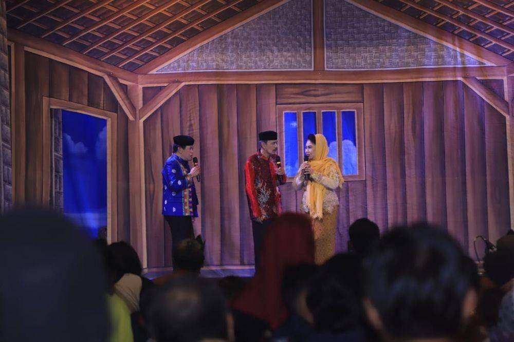 Ribuan warga berbondong-bondong menyaksikan Pentas Ludruk dan Karnaval Gergeran dengan lakon "Pendekar Tali Jagad" di lapangan Monumen Bantarangin, Desa Tengah, Kauman, Ponorogo, Jawa Timur, pada Minggu (19/6/2022) malam. (Dok. Kemnaker)