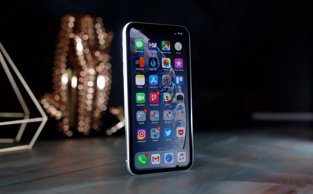 ilustrasi iPhone XR (engadget.com)
