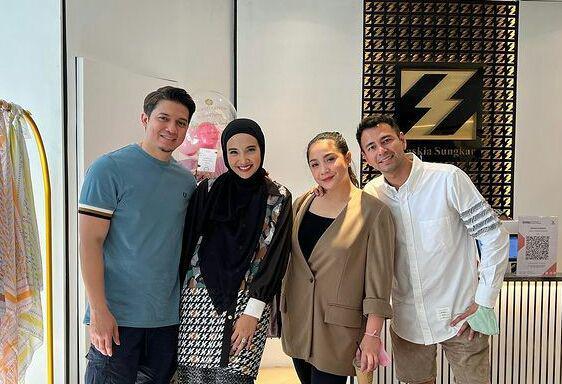12 Potret Tamu Artis di Grand Opening Butik Baru Zaskia Sungkar, Seru!