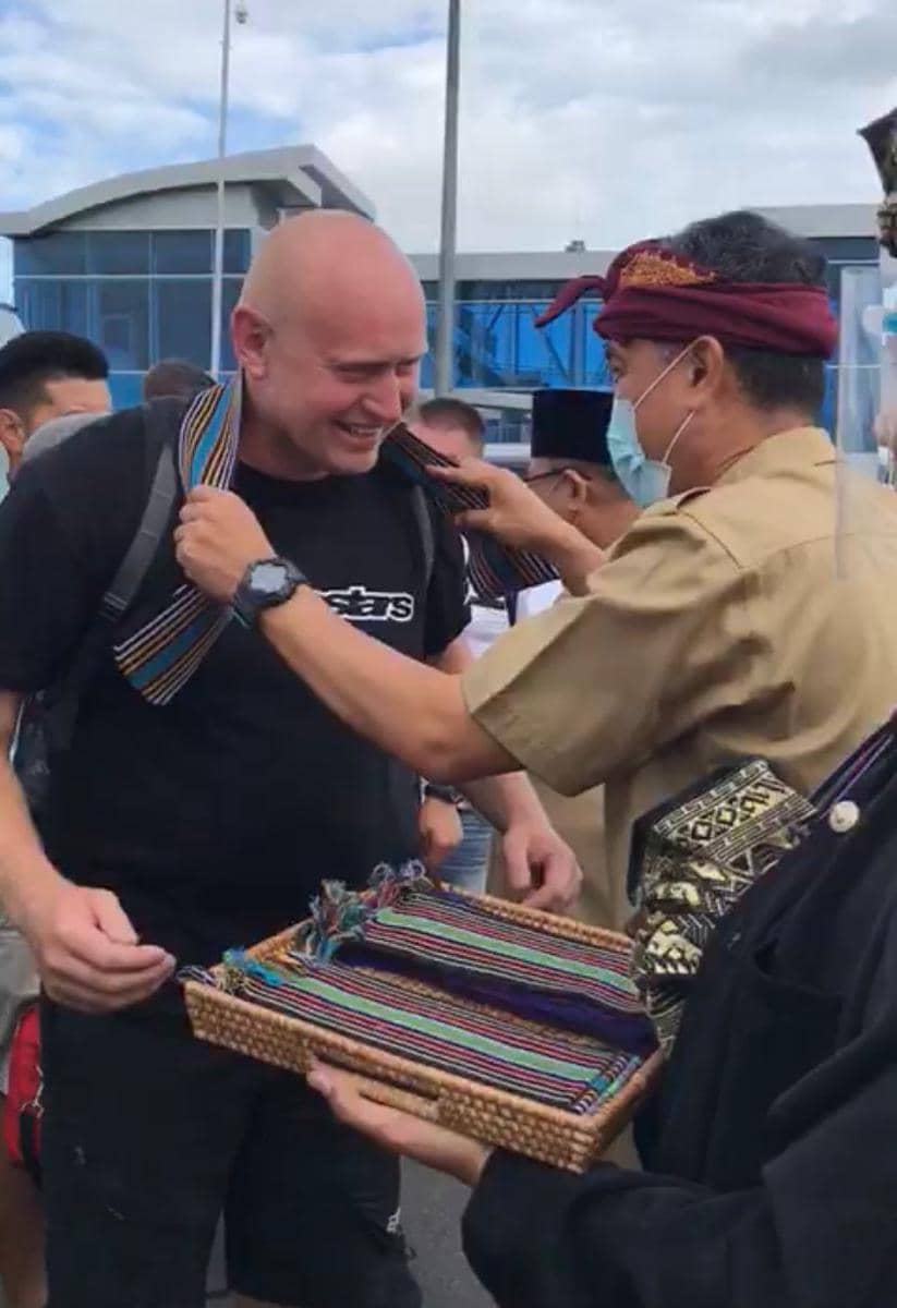 Penyambutan Tim Infront Moto Racing di Bandara Internasional Lombok. (Dok. Dispar NTB)