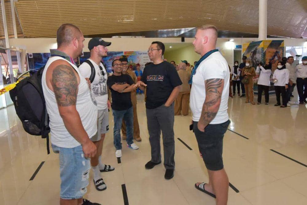 Gubernur NTB Zulkieflimansyah menyambut Tim Infront Moto Racing di Bandara Sumbawa. (Dok. Diskominfotik NTB)