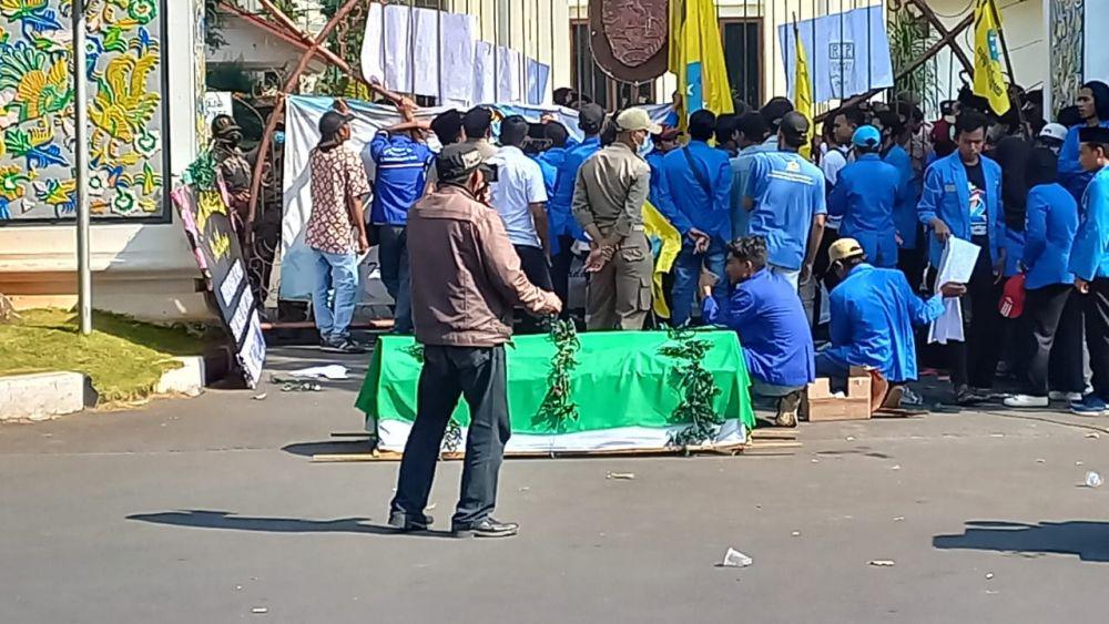 Mahasiswa di Tuban saat menggelar aksi unjuk rasa di depan kantor bupati. IDN Times/Imron