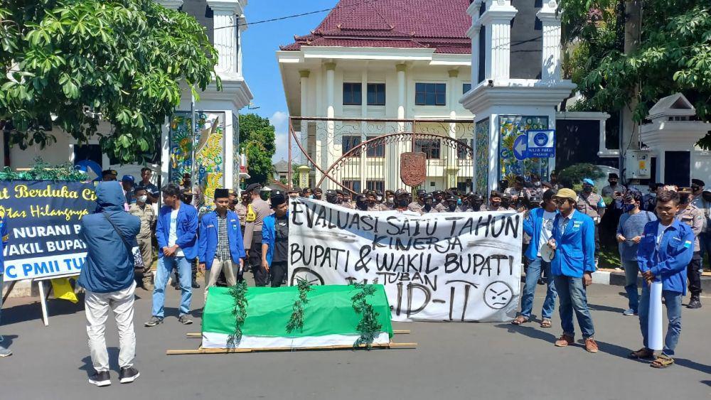 Mahasiswa di Tuban saat menggelar aksi unjuk rasa di depan kantor bupati. IDN Times/Imron