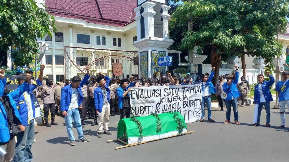 Mahasiswa di Tuban saat menggelar aksi unjuk rasa di depan kantor bupati. IDN Times/Imron