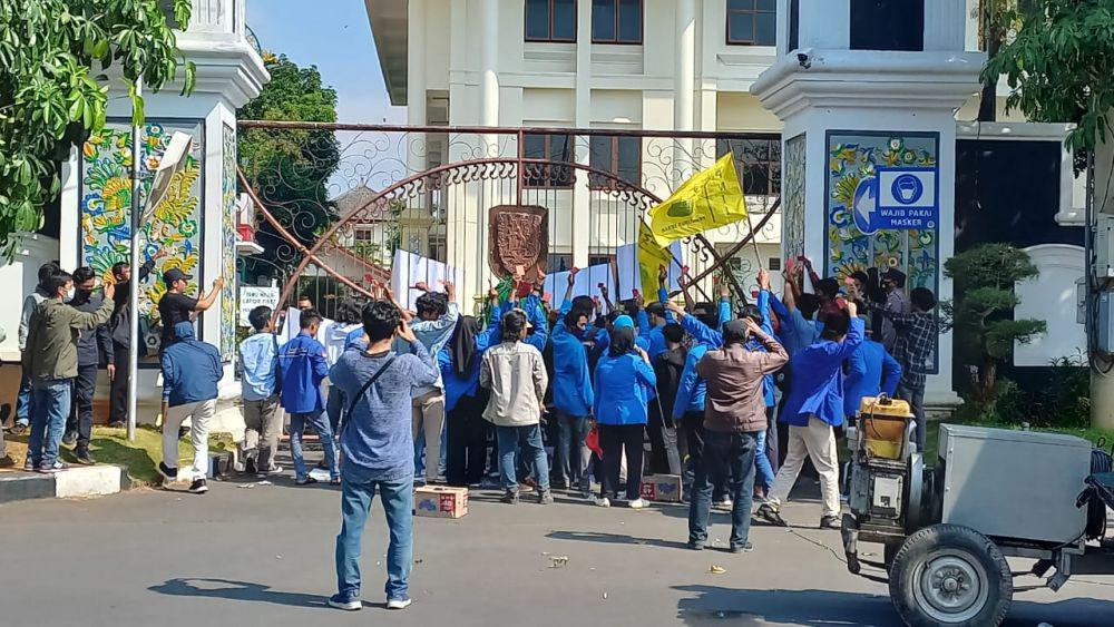 Mahasiswa di Tuban saat menggelar aksi unjuk rasa di depan kantor bupati. IDN Times/Imron