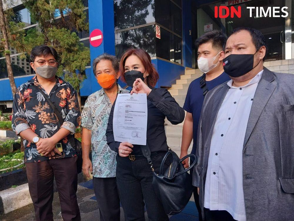 Seseorang yang mengaku umat Budha bernama Kurniawan Santoso melaporkan Eks Menteri Pemuda dan Olahraga (Menpora) Roy Suryo ke Polda Metro Jaya, Senin (20/6/2022). (IDN Times/Irfan Fathurohman)