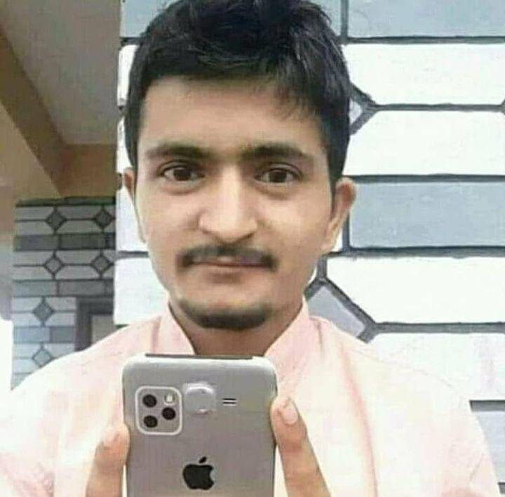 potret janggal bapak-bapak selfie (instagram.com/ngumpulreceh)