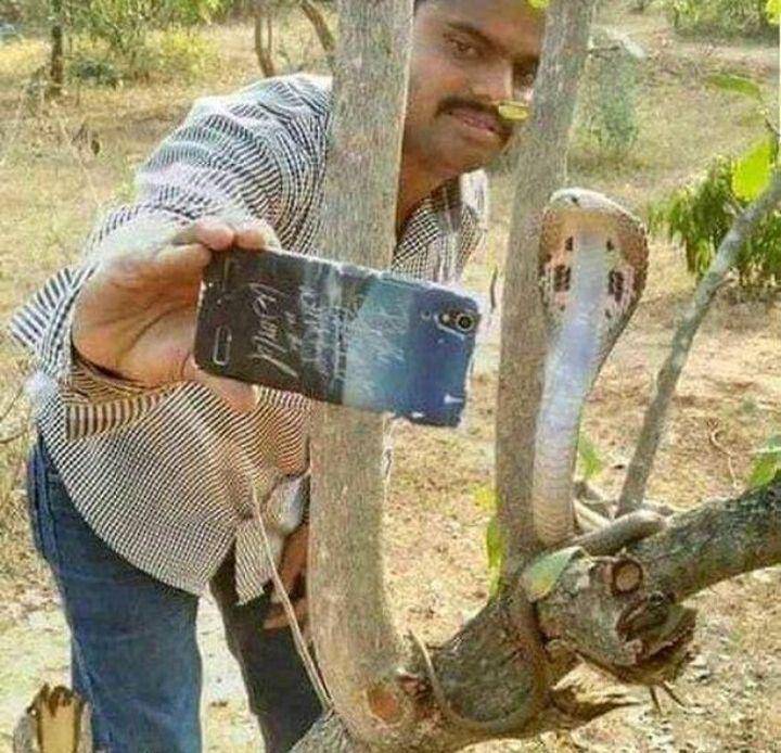 potret janggal bapak-bapak selfie (instagram.com/bapackjokesbapack)