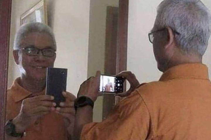potret janggal bapak-bapak selfie (instagram.com/cursedcorner)