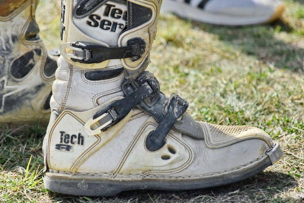 10 Pertimbangan Sebelum Membeli Sepatu Motor Trail