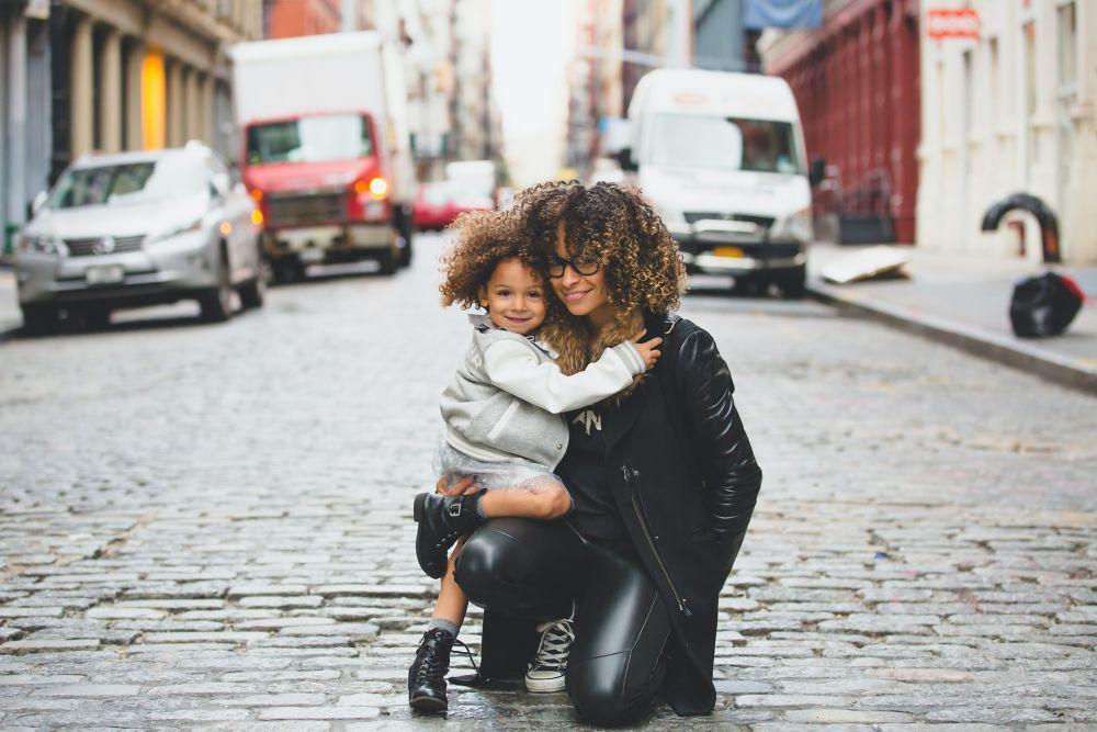 ilustrasi jalan bersama anak (unsplash.com/Sai De Silva)