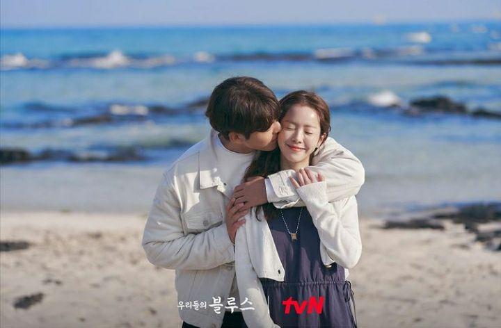 9 Drama Korea Romance dengan Vibes Mirip Our Blues, Baper Parah!