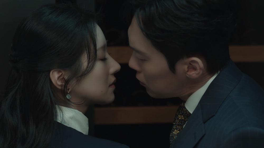 10 Potret Intim Nan Panas Seo Ye Ji dan Park Byung Eun di Drakor Eve