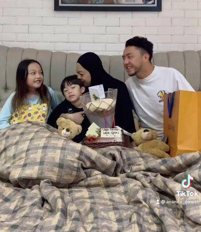 Dian Ayu dan keluarga (instagram.com/omeshomesh/)