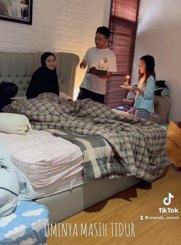 Dian Ayu dan keluarga (instagram.com/omeshomesh)
