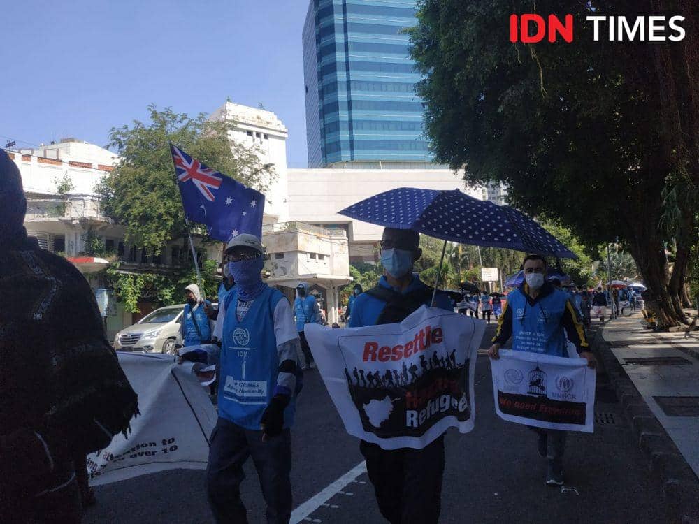 Sejumlah pengungsi Afghanistan saat menggelar longmarch di jalan Gubernur Suryo, Senin (20/6/2022). (IDN Times/Khusnul Hasana).