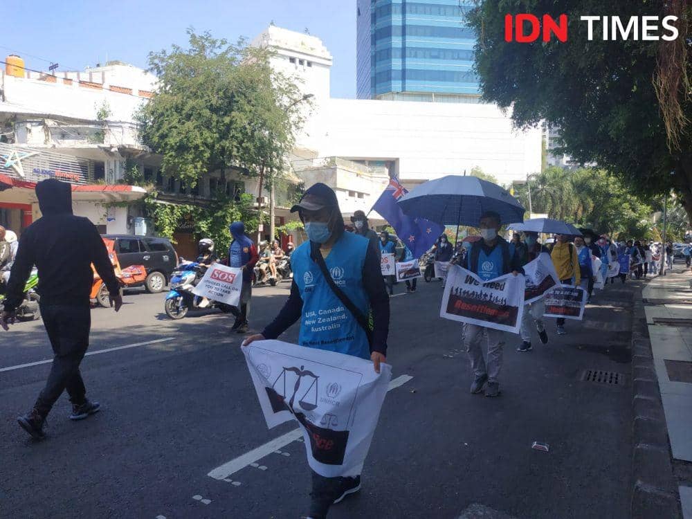 Sejumlah pengungsi Afghanistan saat menggelar longmarch di jalan Gubernur Suryo, Senin (20/6/2022). (IDN Times/Khusnul Hasana).