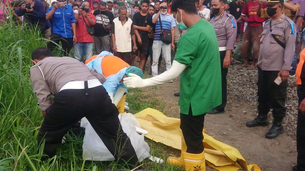 Polisi mengevakuasi jenazah korban tertabrak kereta api di Tulungagung
